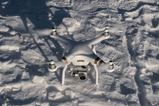 Dron con cámara en la nieve
